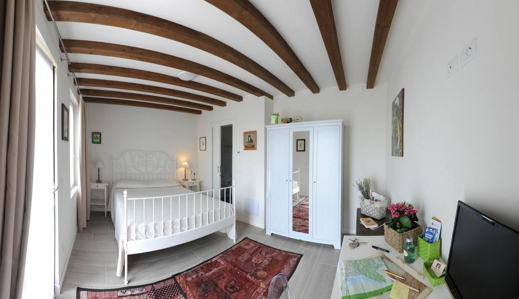 דסנזאנו דל גארדה Monte Maino Bed & Breakfast חדר תמונה